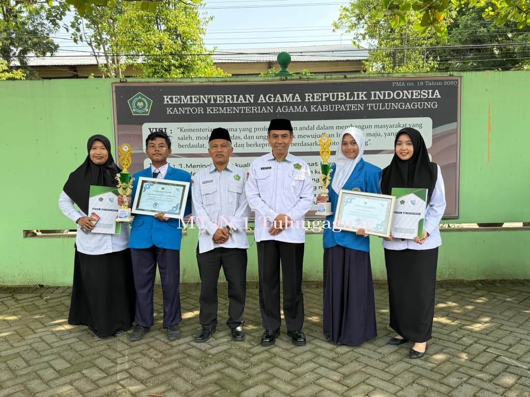 Penghargaan untuk Juara OMI Sains Kabupaten