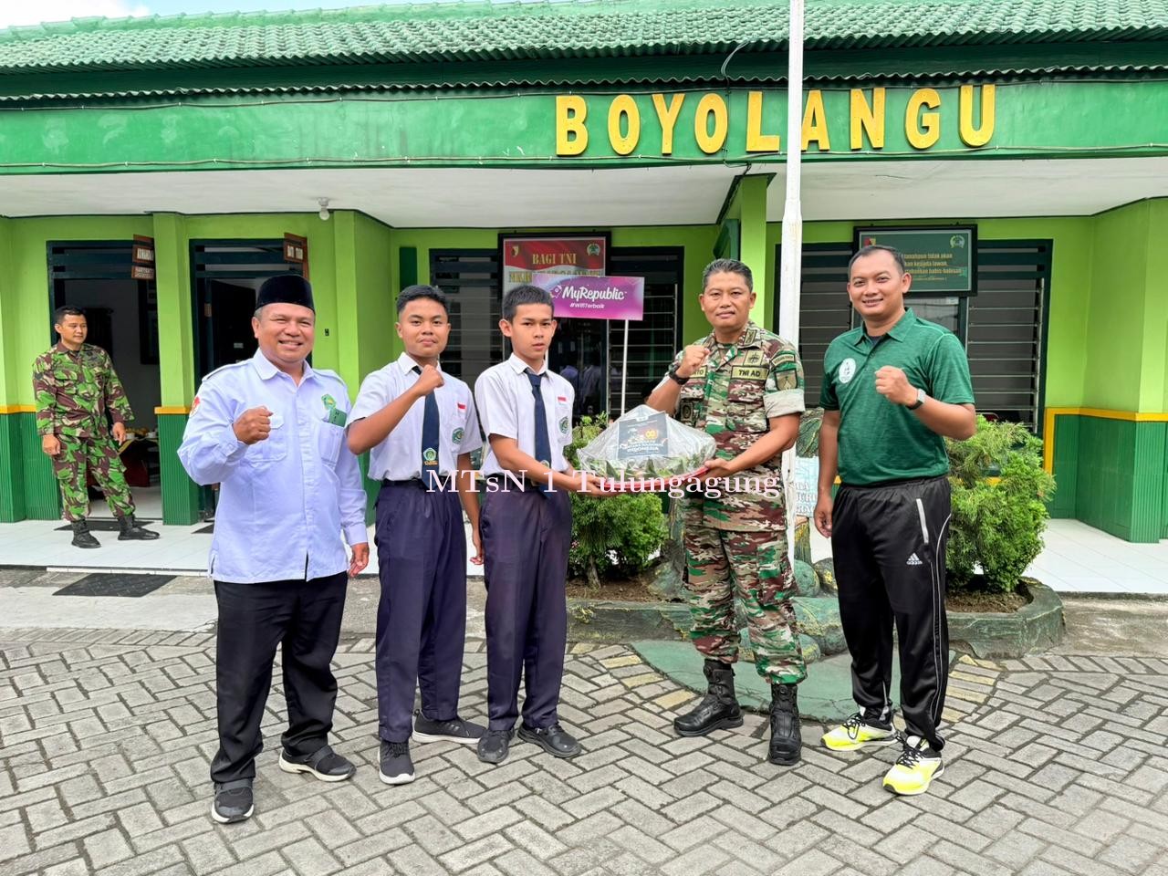 Tumpeng HUT TNI Ke - 80 untuk Koramil Boyolangu