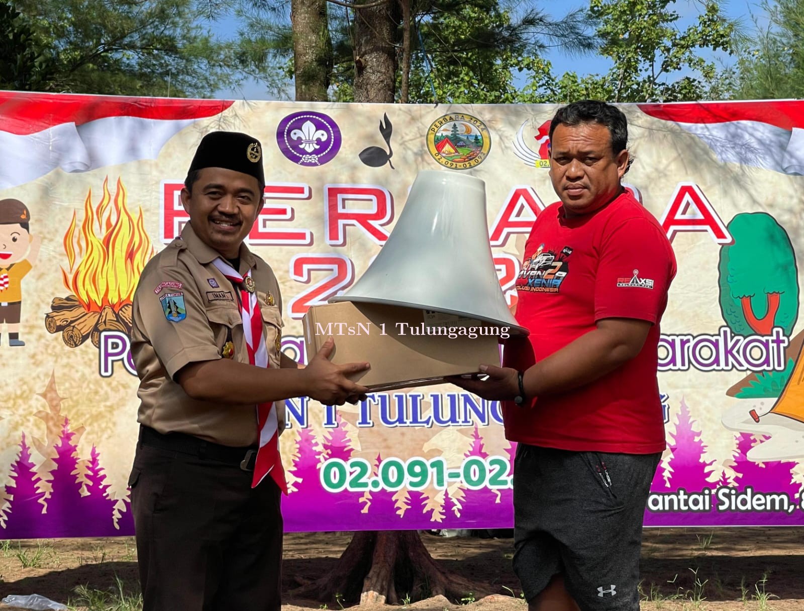 Giat Bersih-Bersih Sampah Pantai dan Berikan Bantuan Speaker Masjid