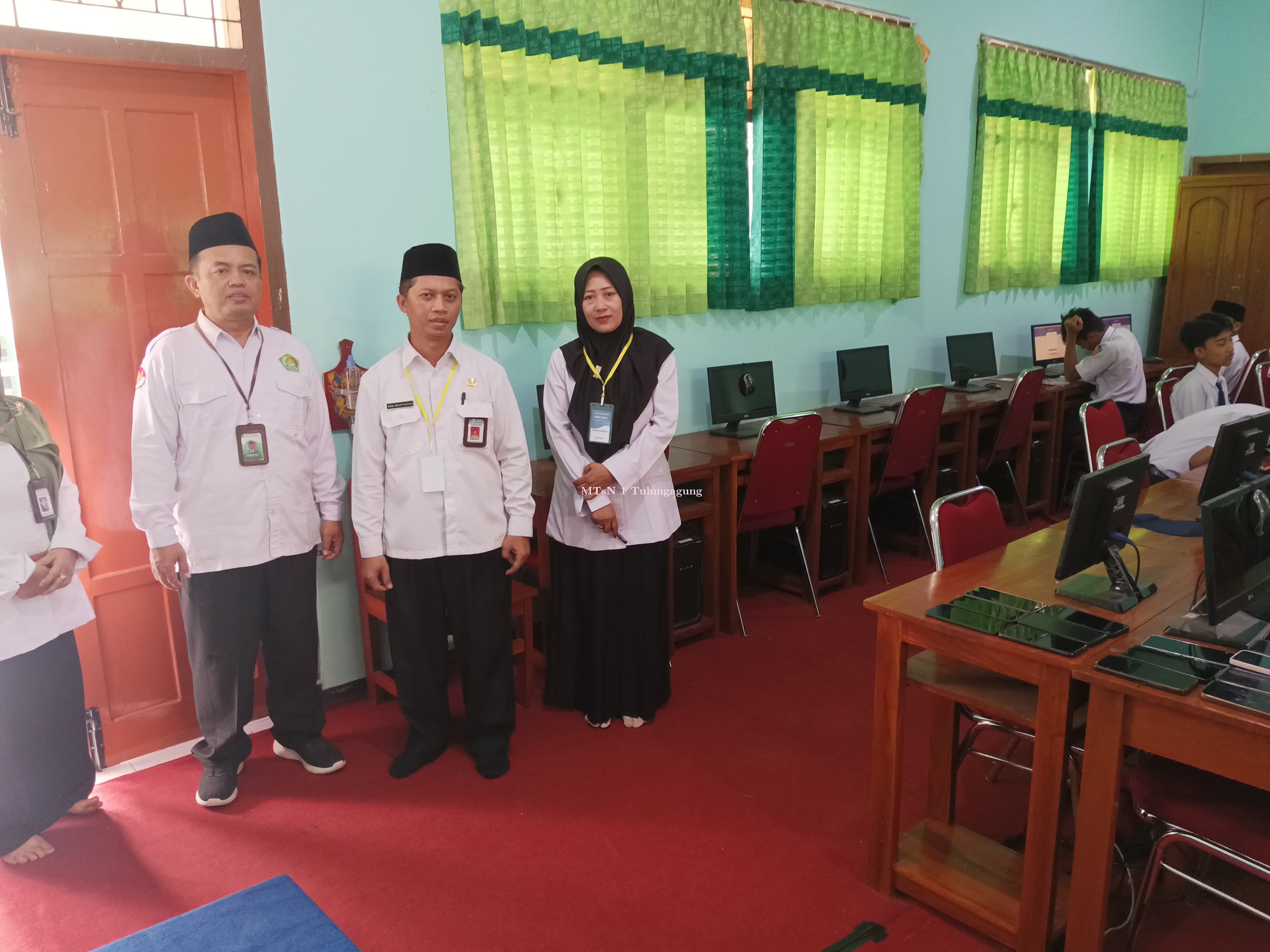 Kasi Pendma Monitoring Asesmen Nasional Berbasis Komputer (ANBK) MTsN 1 Tulungagung