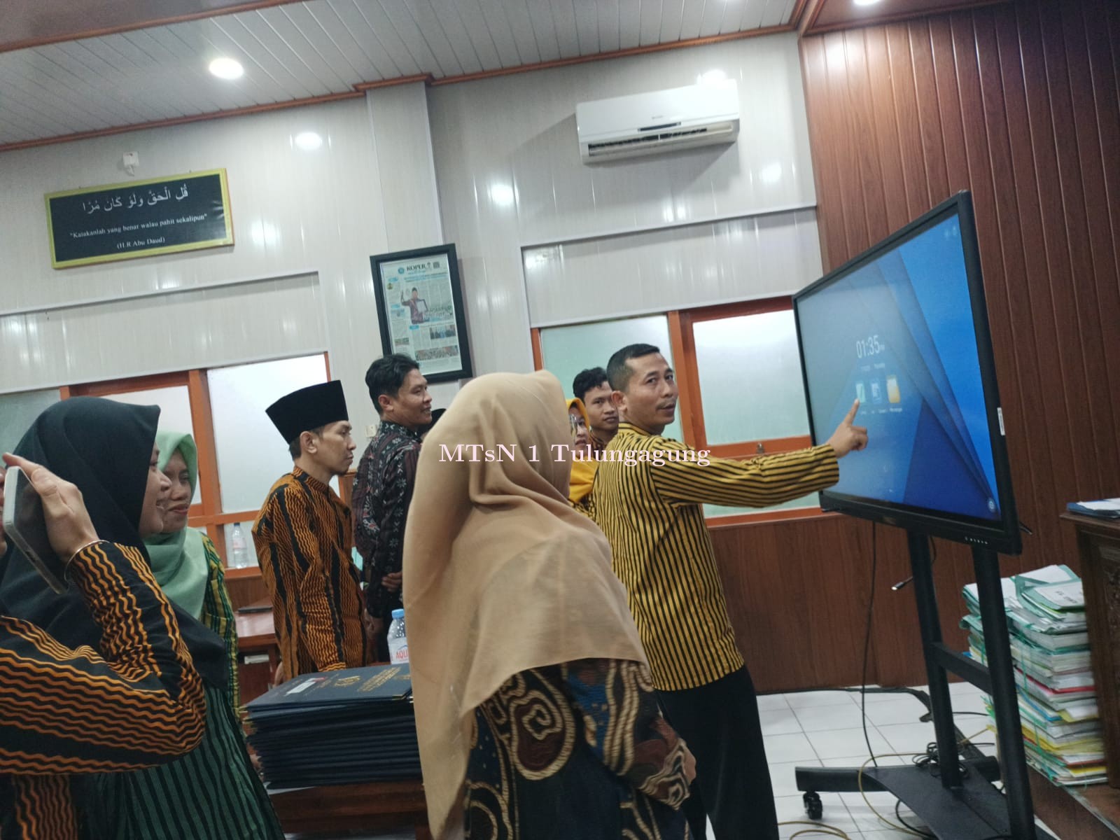 Keseruan Guru - Guru MTsN 1 Tulungagung Sharing Pemanfaatan Papan Tulis Digital