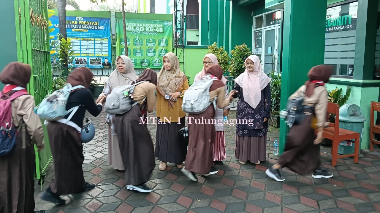 Melongok Pembiasaan Pagi yang Indah di Gerbang Madrasah