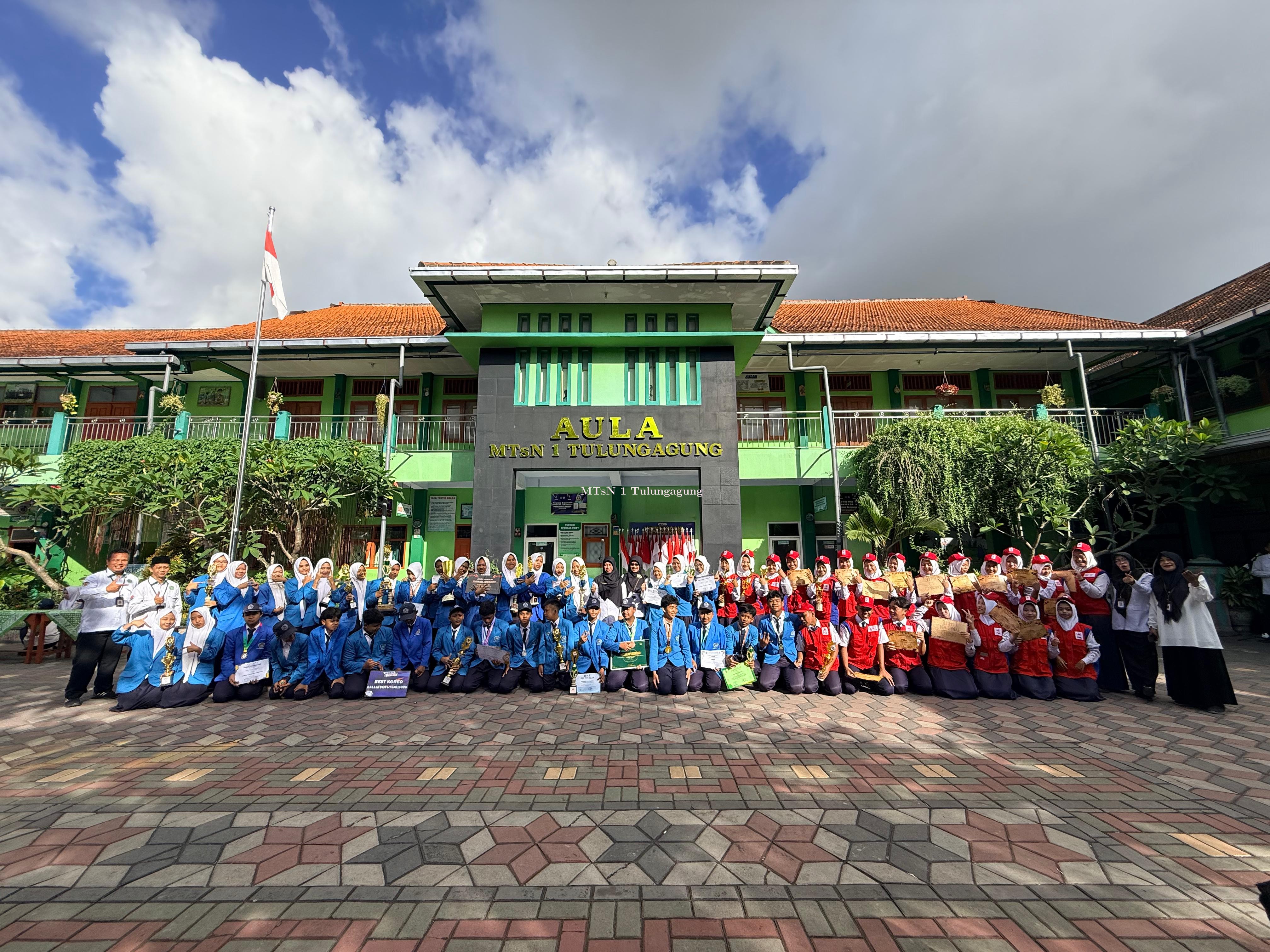 Prestasi Makin Deras! Apel Penyerahan Piala dari Sang Peraih Juara ke Almamater Madrasah