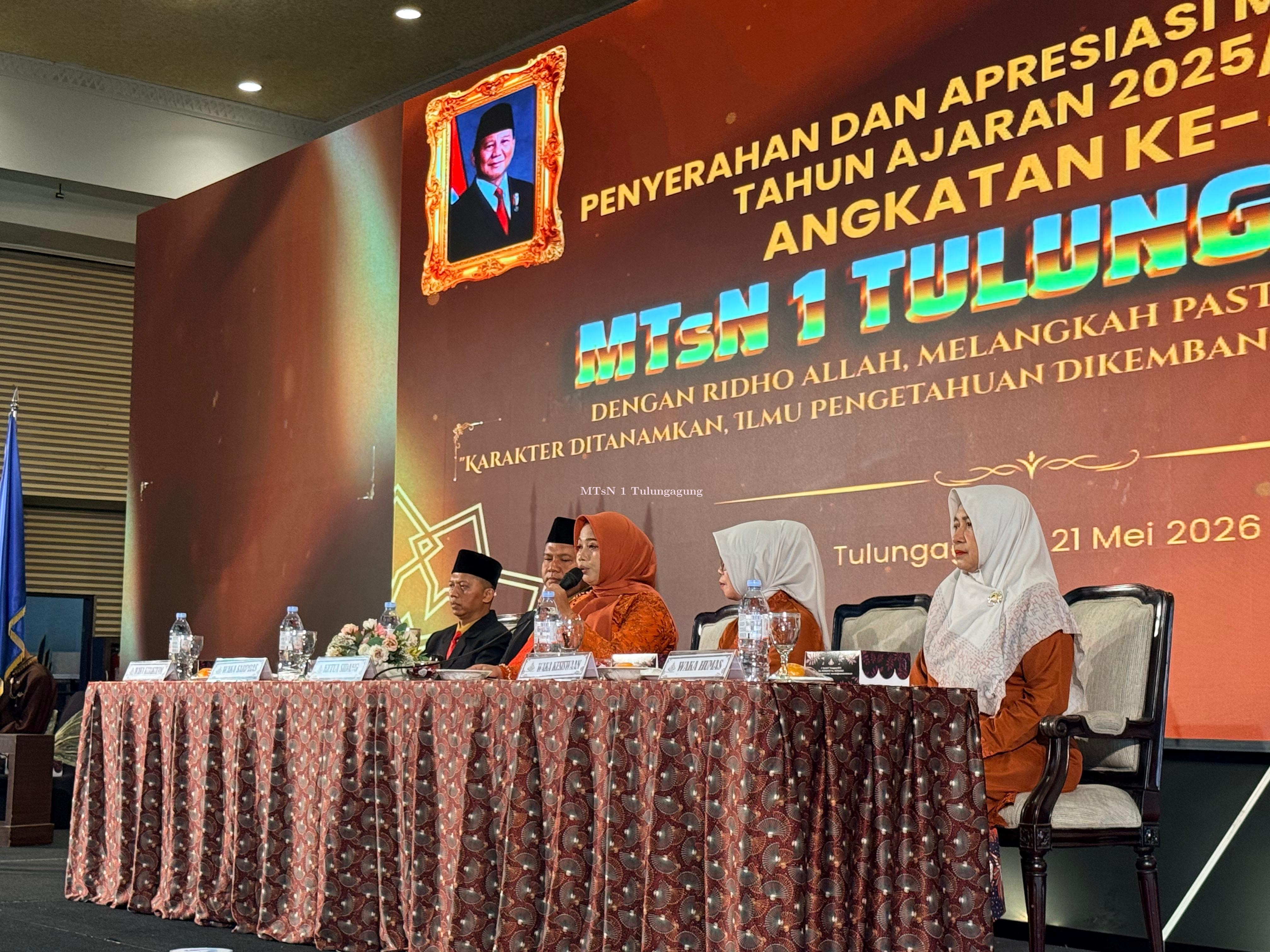 Penyerahan dan Apresiasi Murid Kelas IX Angkatan ke- 48