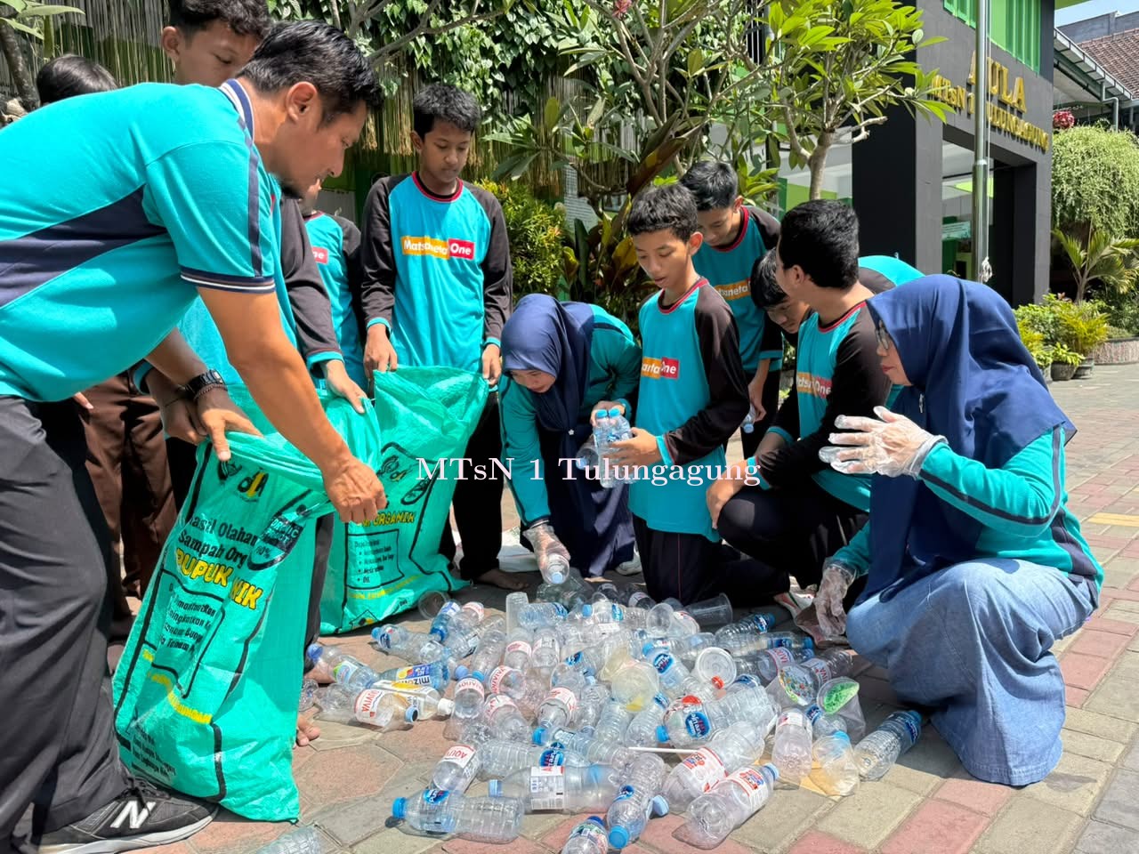 Pemilahan Sampah, Pengumpulan Sampah Hingga Kebersihan Kelas Peringatan World Clean Up Day