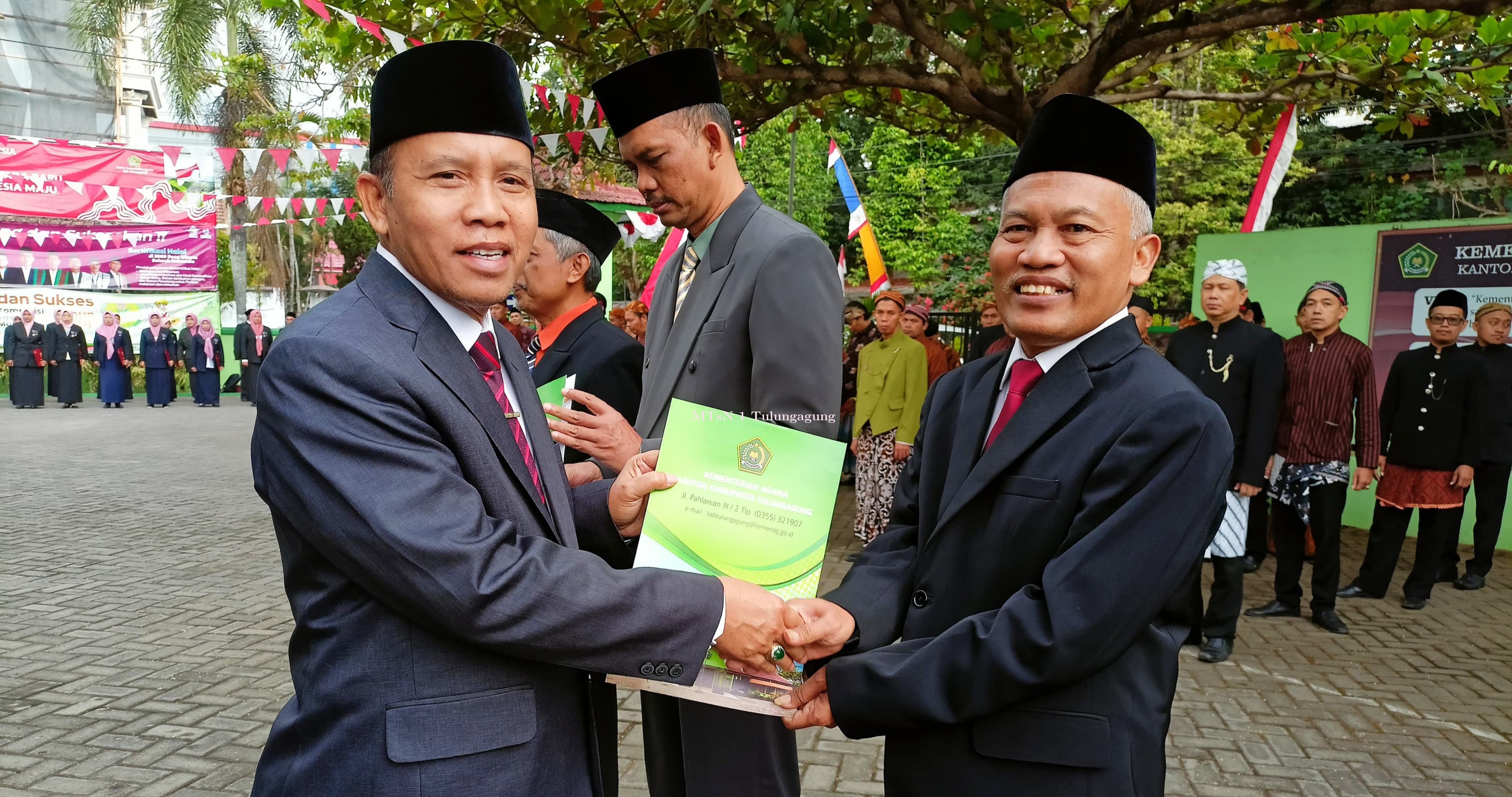 Penghargaan Kepala Kantor Kemenag untuk MTsN 1 Tulungagung