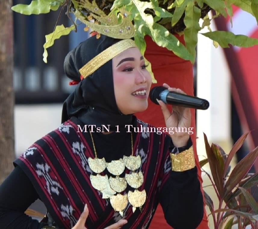 Penyanyi  Serenade Upacara Penurunan Bendera di Halaman Kantor Bupati Tulungagung