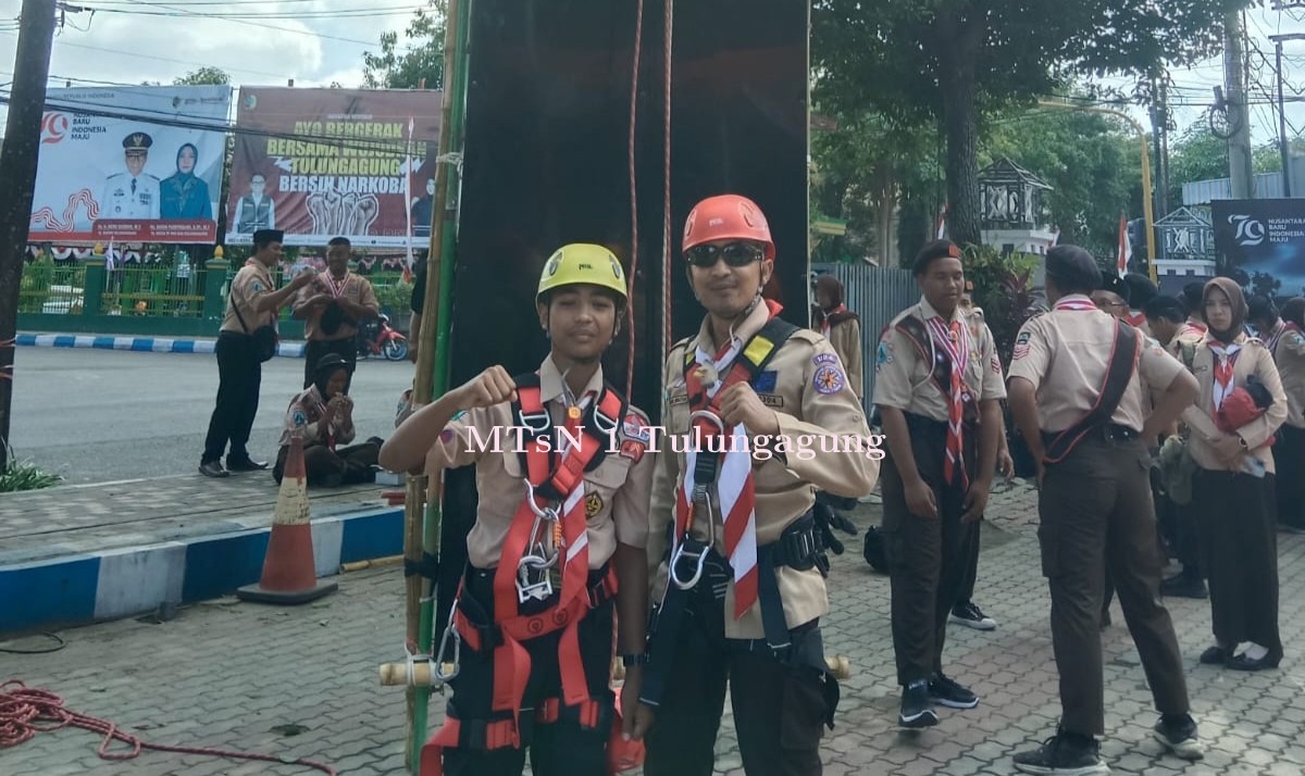 Unjuk Kebolehan Prusik dan Repling Anggota Pramuka Matsaneta di Apel Besar Hari Pramuka