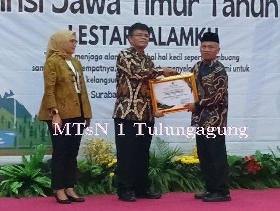 MTsN 1 Tulungagung Terima Penghargaan Sekolah Adiwiyata Provinsi Jatim 2024