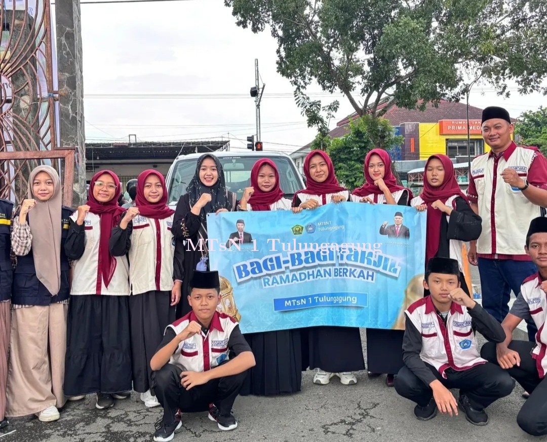 Hari Pertama Ramadan, MTsN 1 Tulungagung Terjunkan OSIS Berbagi dengan Sesama