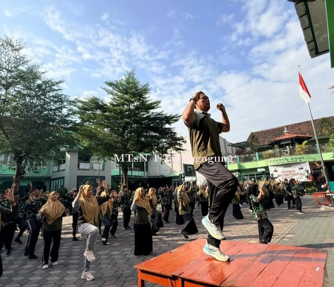 Semarak Awal Classmeeting, Jumat Ceria MTsN 1 Tulungagung Kompak Senam Kreasi Bersama