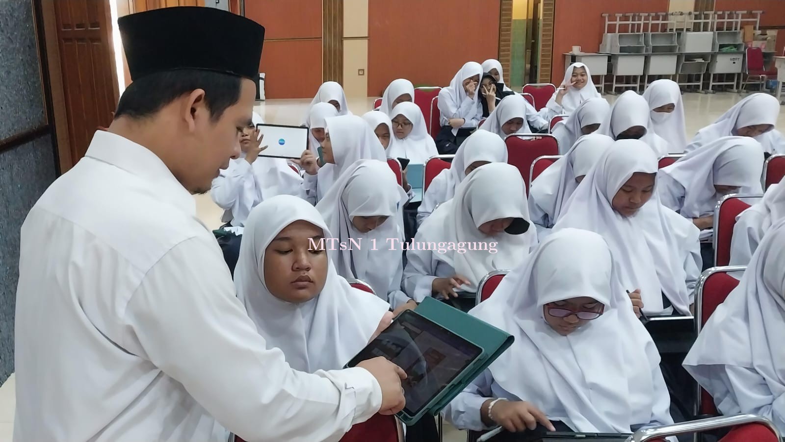  Penguatan Materi Desain Grafis dan Jaringan Kelas Digital