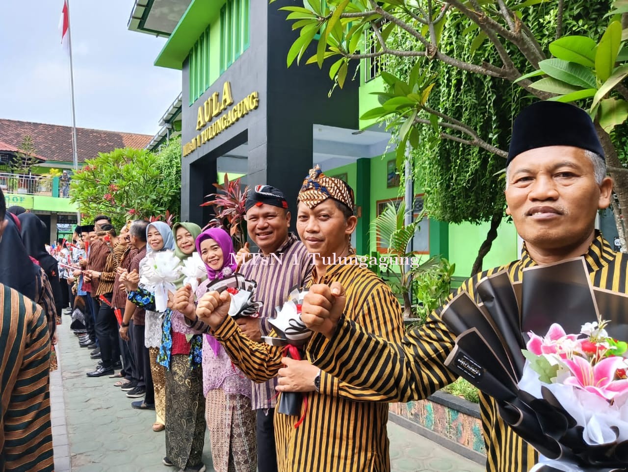 Gelar Lomba Foto Hari Guru 