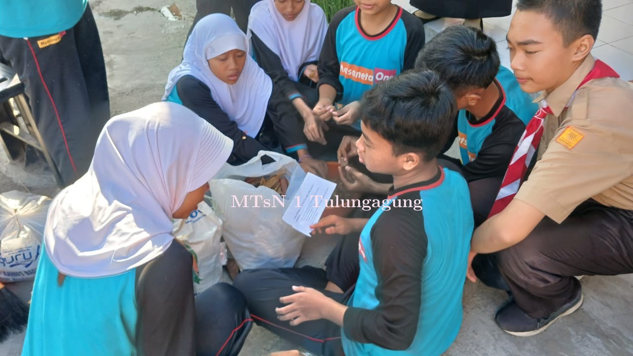 Giat Rutin Gotong Royong Bersihkan Lingkungan Madrasah