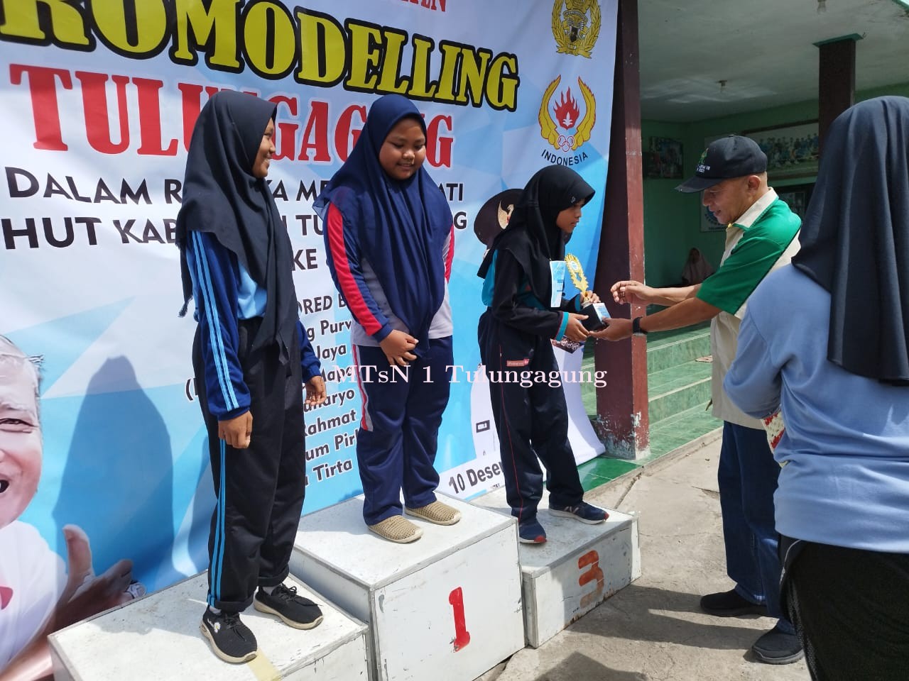 Keren! Siswi ini Juara 3 Kejurkab Aeromodeling