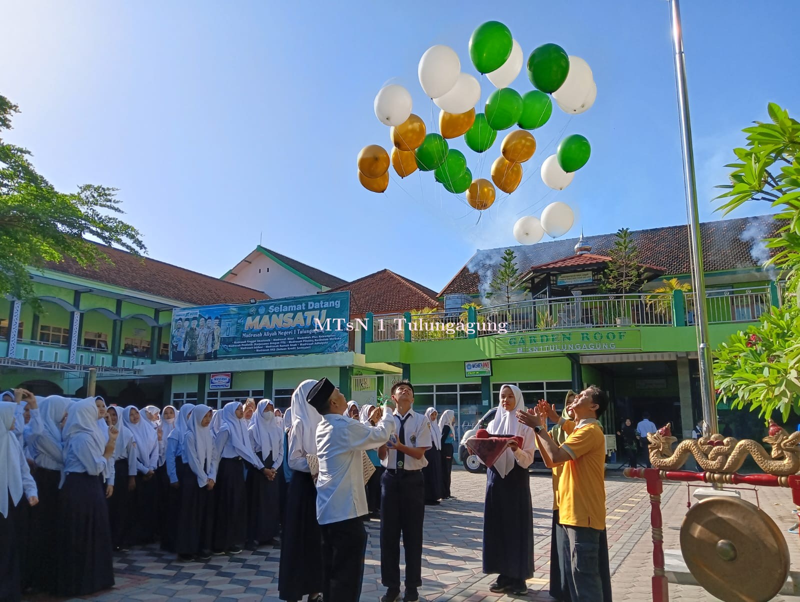 Pemukulan Gong dan Pelepasan Balon Tandai Pembukaan Class Meeting