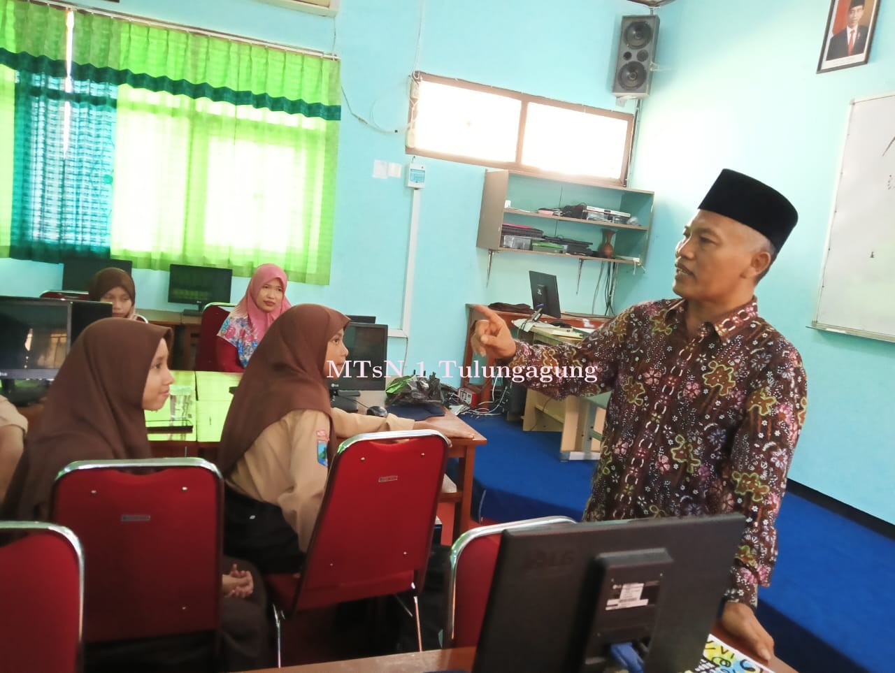 Kepala Madrasah Beri Motivasi Siswa-Siswi Ekskul  KIR