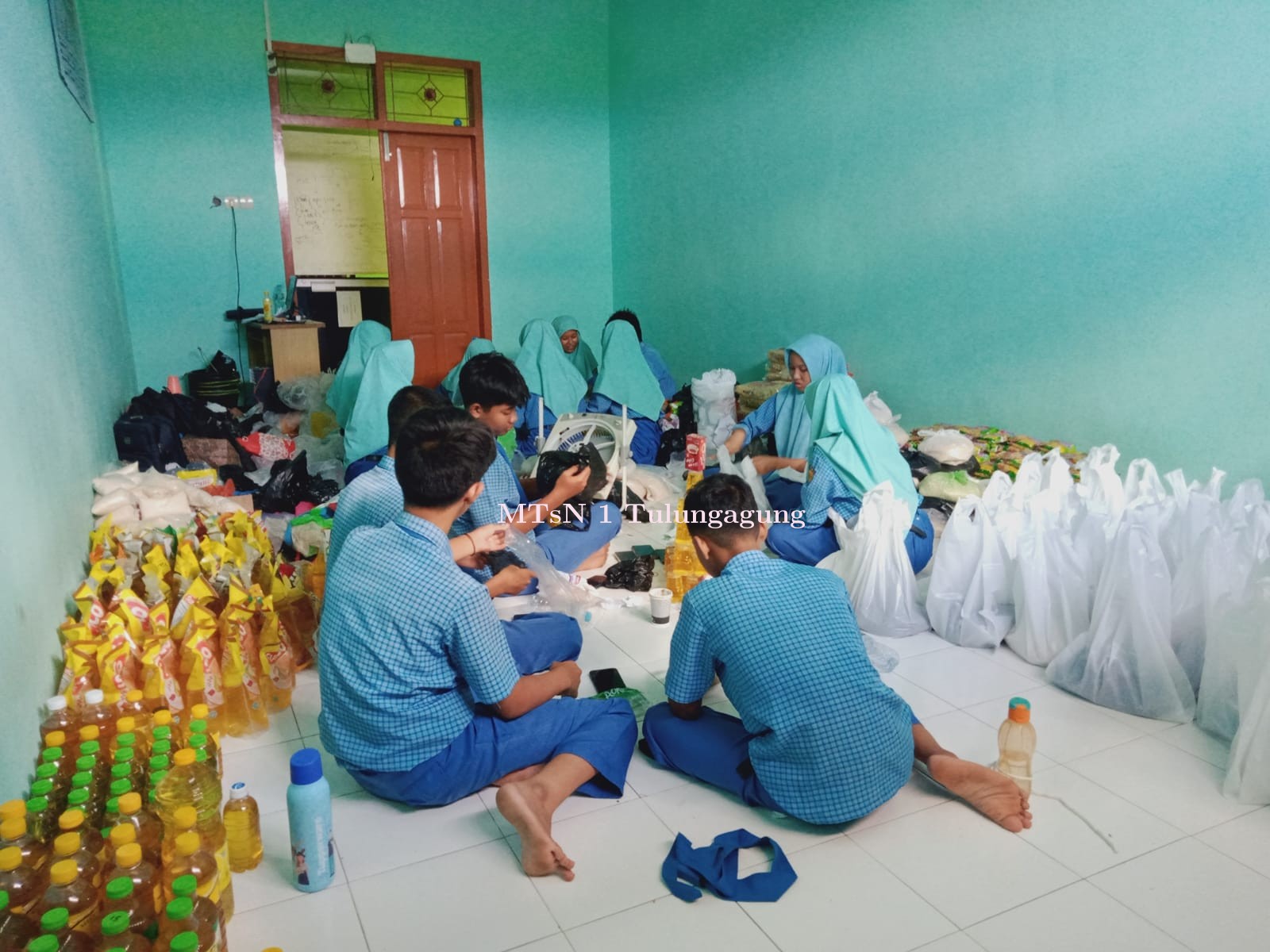 Baksos HAB Kemenag, OSIS Matsaneta Siapkan Paket  Bantuan Sosial 