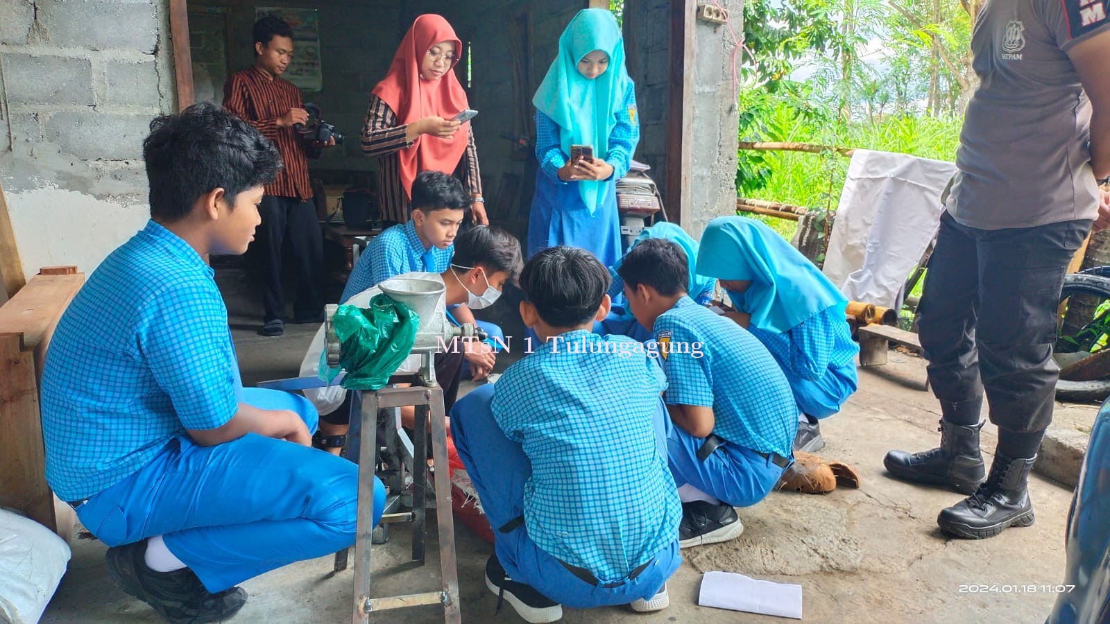 Siswa Matsaneta Diajak  Belajar Inovasi Pembuatan Briket