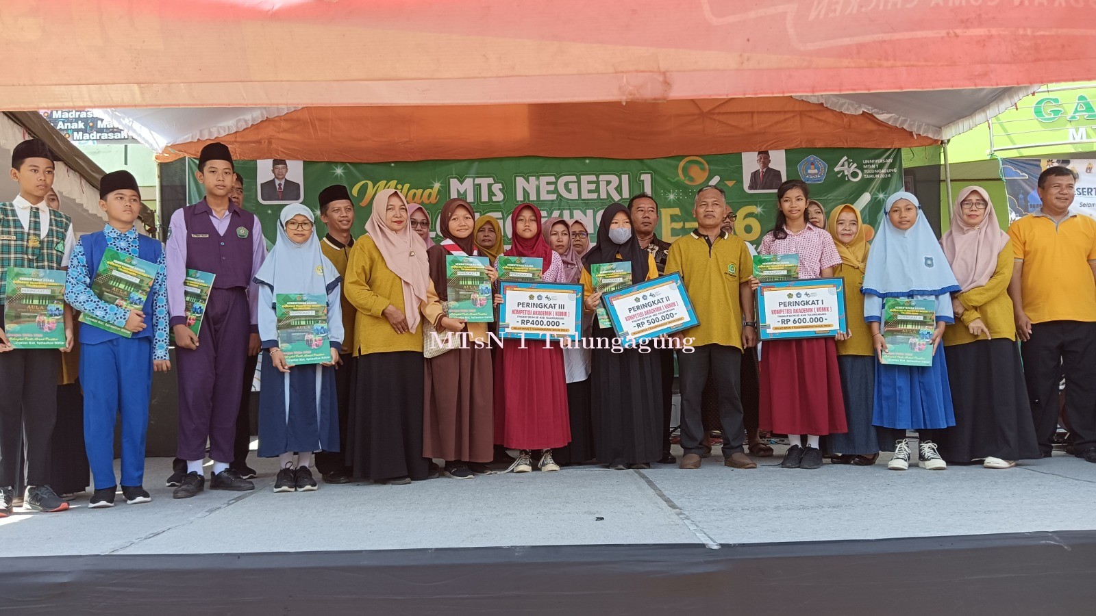 Penyerahan Penghargaan Juara Kompetisi Akademik Milad Matsaneta