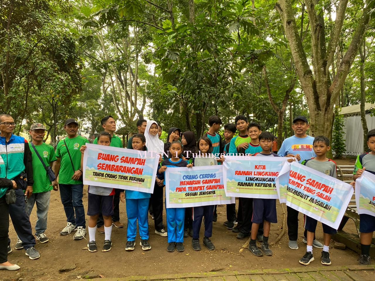 Guru dan Siswa Matsaneta Ikuti Peringatan Hari Peduli Sampah