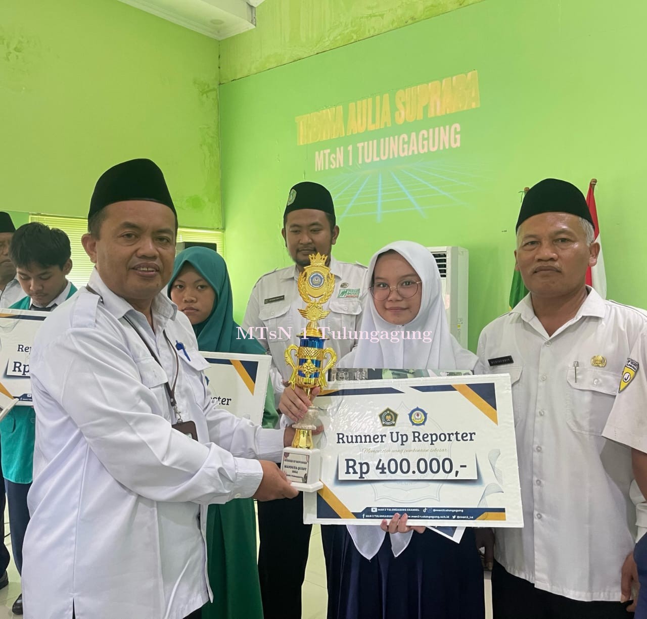 Terima Piala dan Hadiah Lomba Reporter